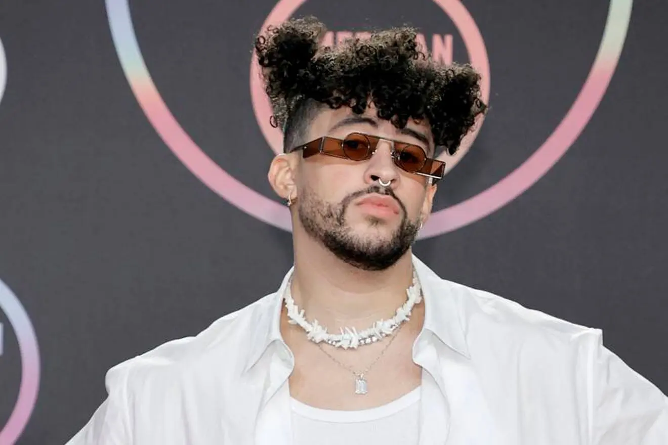 Filtran imágenes de Bad Bunny besando a otro hombre