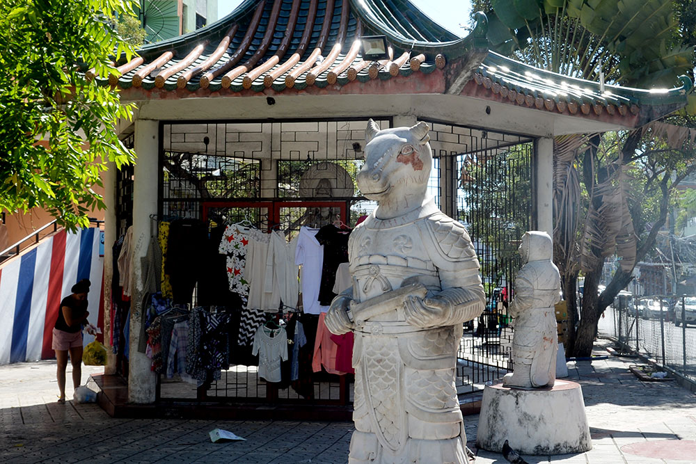 En busca de salvar el Barrio Chino de la arrabalización y el vandalismo