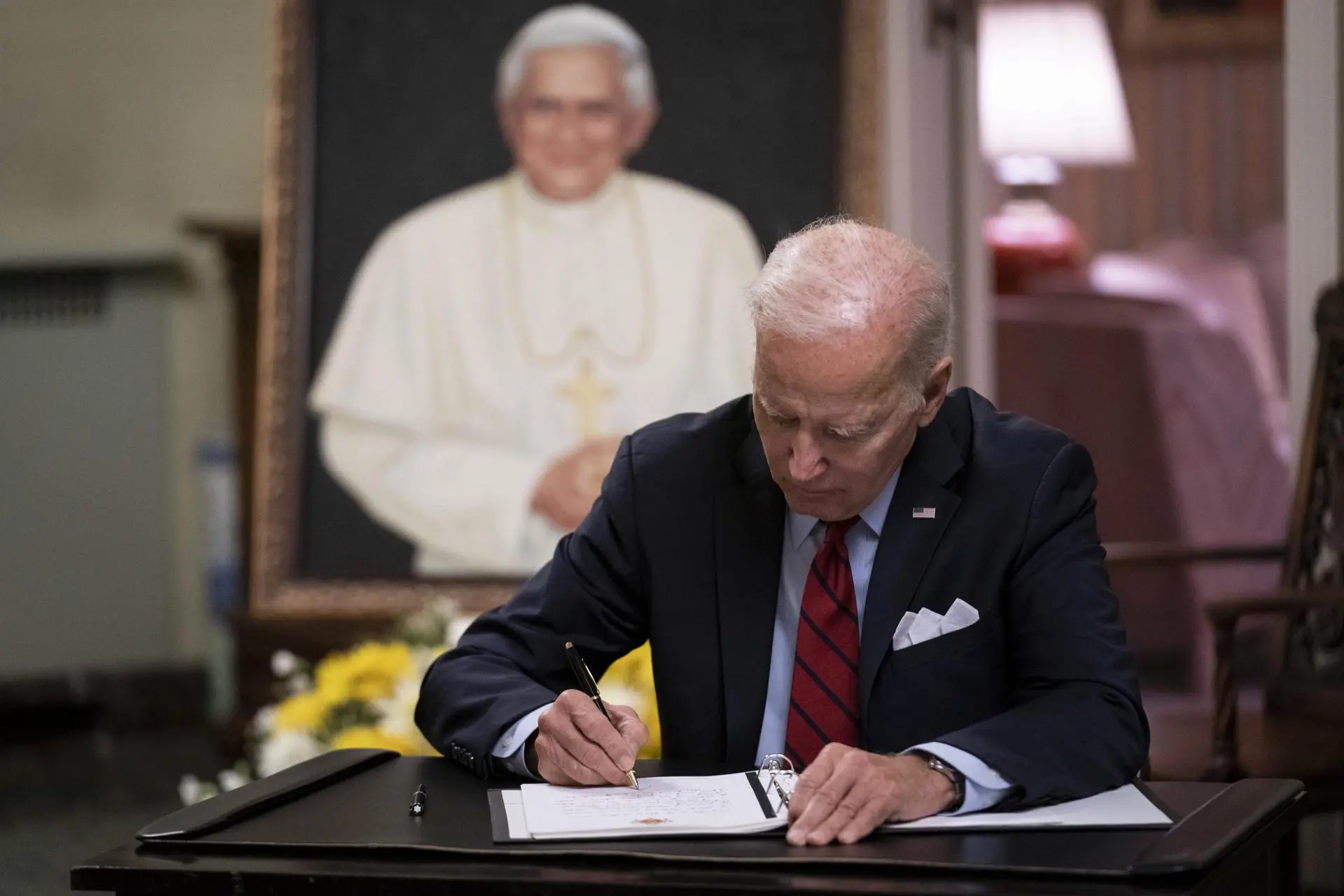 Joe Biden firma ley que finaliza el estado de emergencia nacional