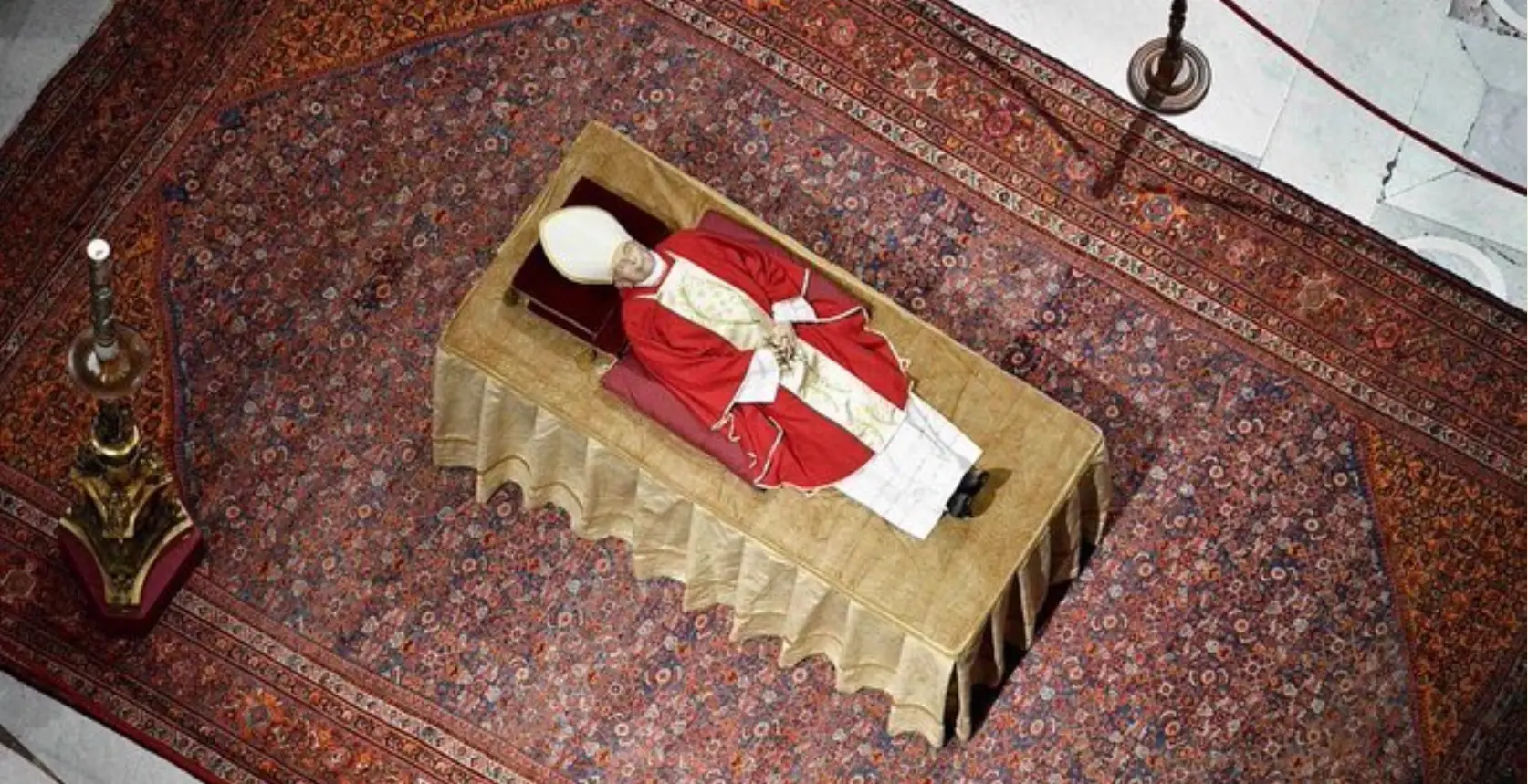 Casi 160.000 personas han pasado por la capilla ardiente del papa emérito FOTO: FUENTE EXTERNA