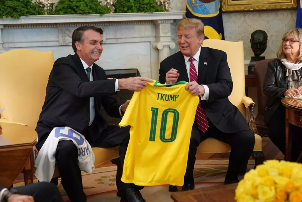 Los "canarinhos" de la política y la batalla por los colores de Brasil