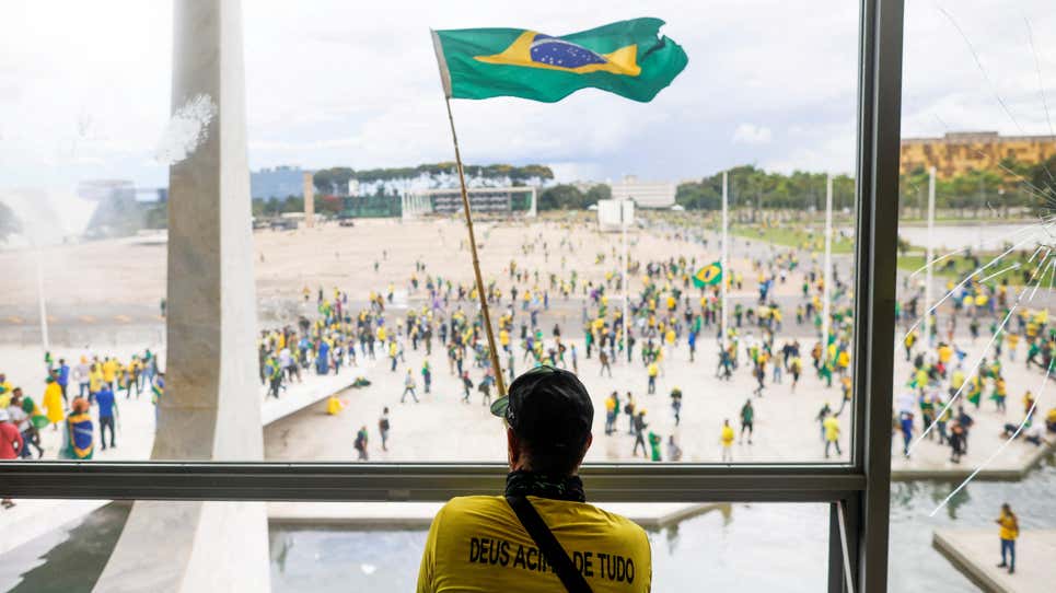 Los "canarinhos" de la política y la batalla por los colores de Brasil