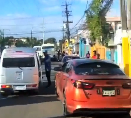 - El dueño de un carro Kia Río Sedan 2021 color naranja denunció que una agente de la General de Seguridad y Transporte Terrestre (Digesettrd