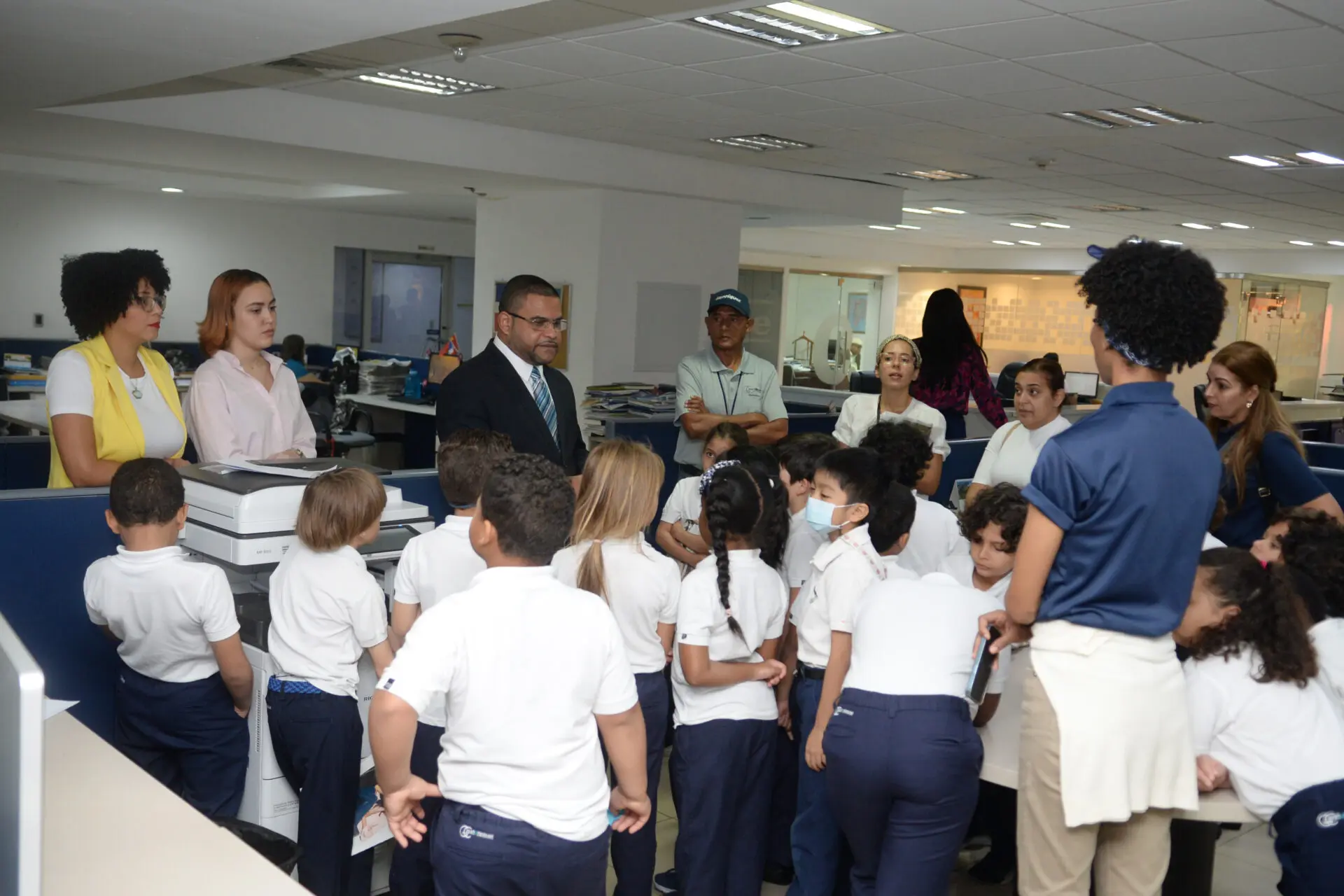 Héctor Marte, jefe de Redacción ofrece información a los estudiantes del Colegio Bilingüe New Horizons. Le acompañan Marisaidi Crispín, coordinadora de Marca y Rita Fernández, coordinadora de Marca de elCaribe y Pandora. FÉLIX DE LA CRUZ