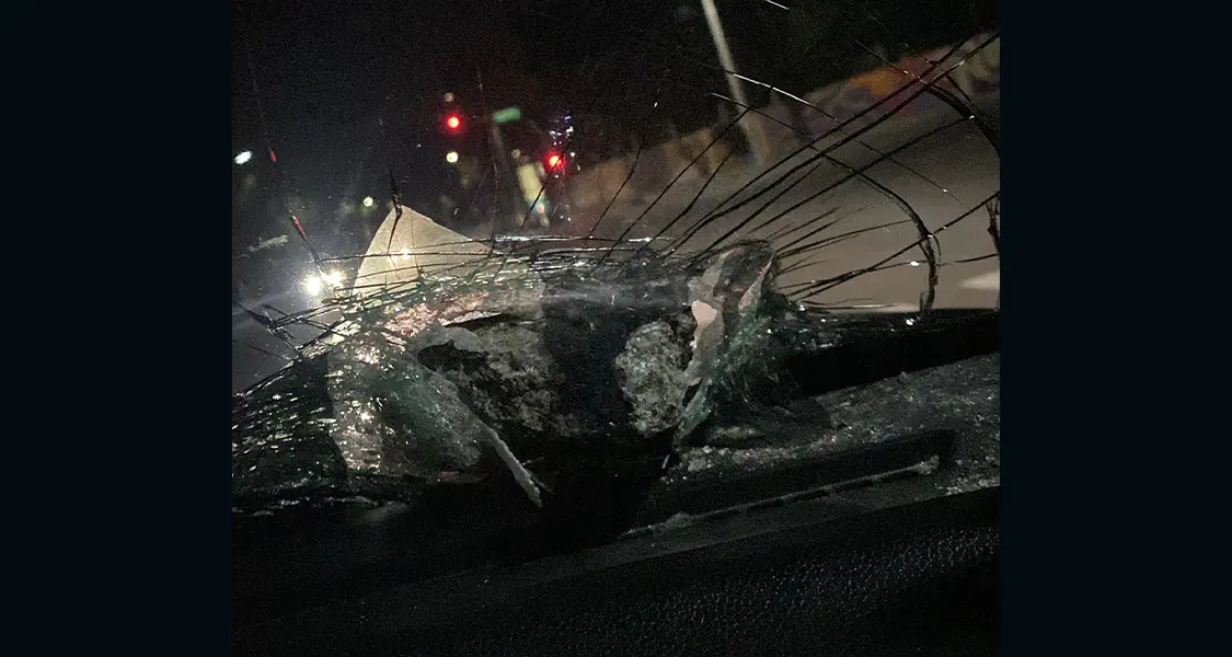 Vidrio delantero de su vehículo de Jennifer Concepción Santelises