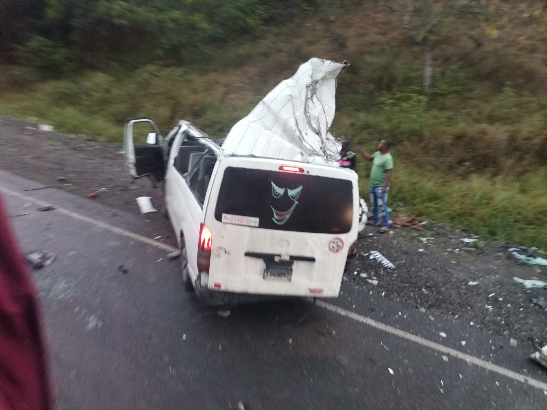 Dos muertos en choque de yipeta y minibús este lunes en la Duarte