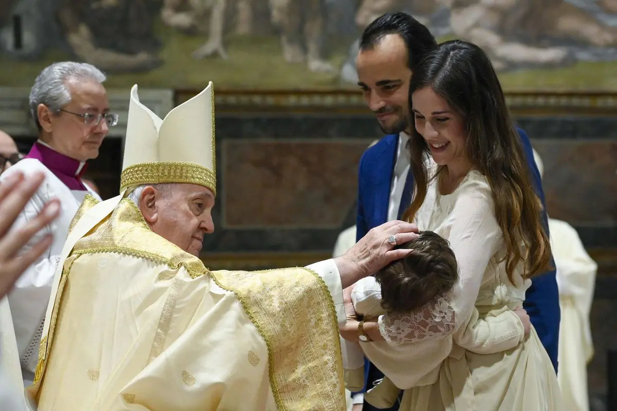 El papa Francisco bautiza a 13 niñas y niños en la capilla Sixtina