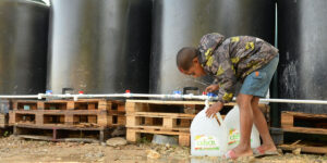 Las autoridades instalaron tinacos para garantizar el uso de agua limpia. Félix de la Cruz