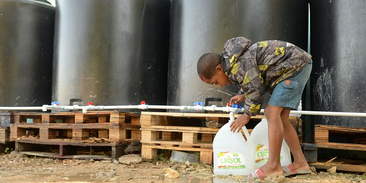 Las autoridades instalaron tinacos para garantizar el uso de agua limpia. Félix de la Cruz