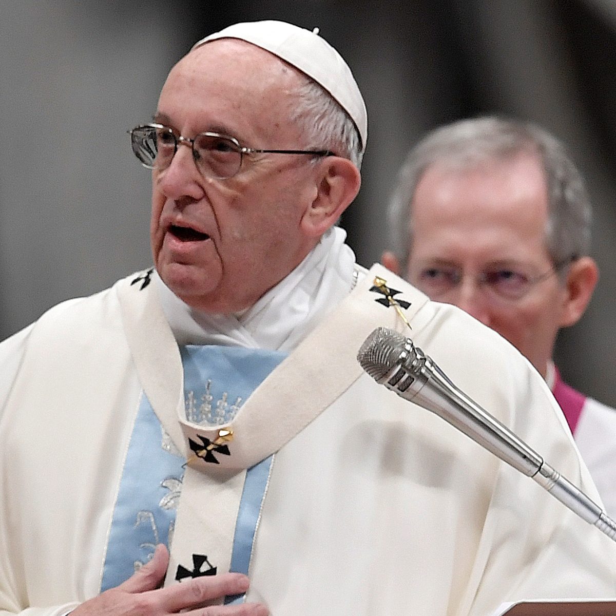 El papa alerta contra "sedación" del consumismo en misa de Reyes Magos