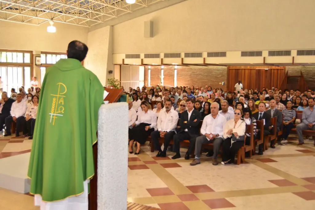 Los empresarios Manuel Estrella y Félix García en la misa en honor a monseñor Agripino Núñez Collado.