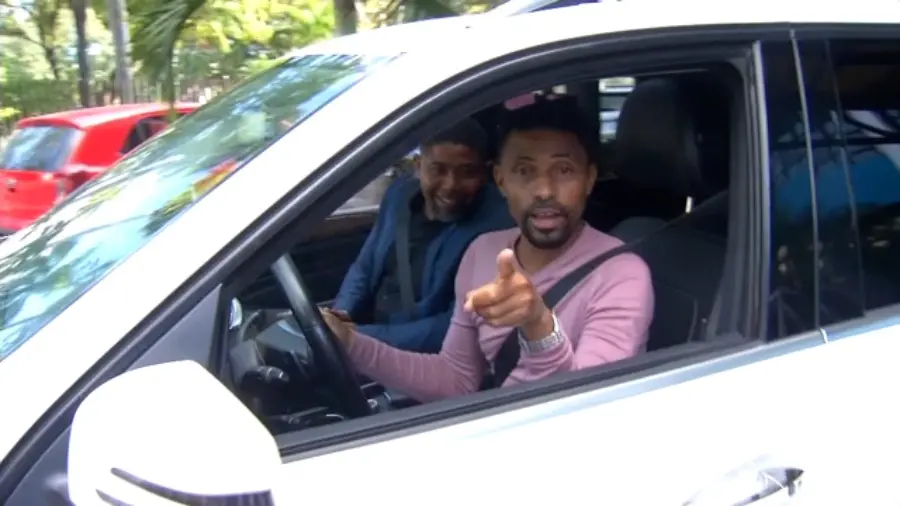 Fausto Mata presenta el carro que le regaló Juan Ramón Gomez Díaz