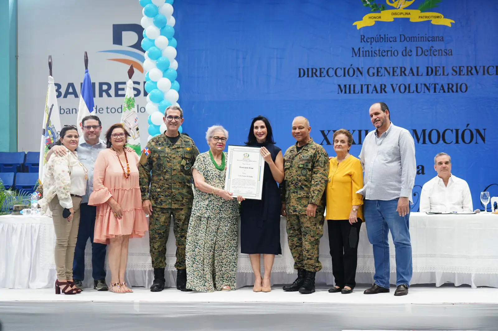 El ministro de Defensa, Luciano Díaz Morfa y la primera dama, Raquel Arbaje hacen entrega del reconocimiento a doña Zaida Lovatón de Sanz, junto a miembros de la familia. FUENTE EXTERNA