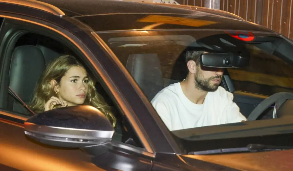 Piqué formaliza su relación con Clara Chía con dos dardos para Shakira