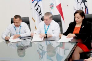 Héctor Porcella, Oriolis Castro Sánchez y Clara Fernández durante la firma del acuerdo interinstitucional. FUENTE EXTERNA