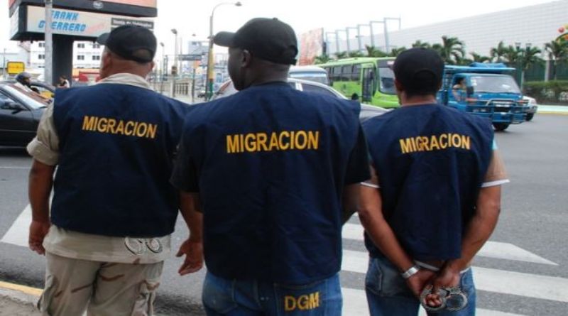 Apresan agente de Migración por hacer redada irregular