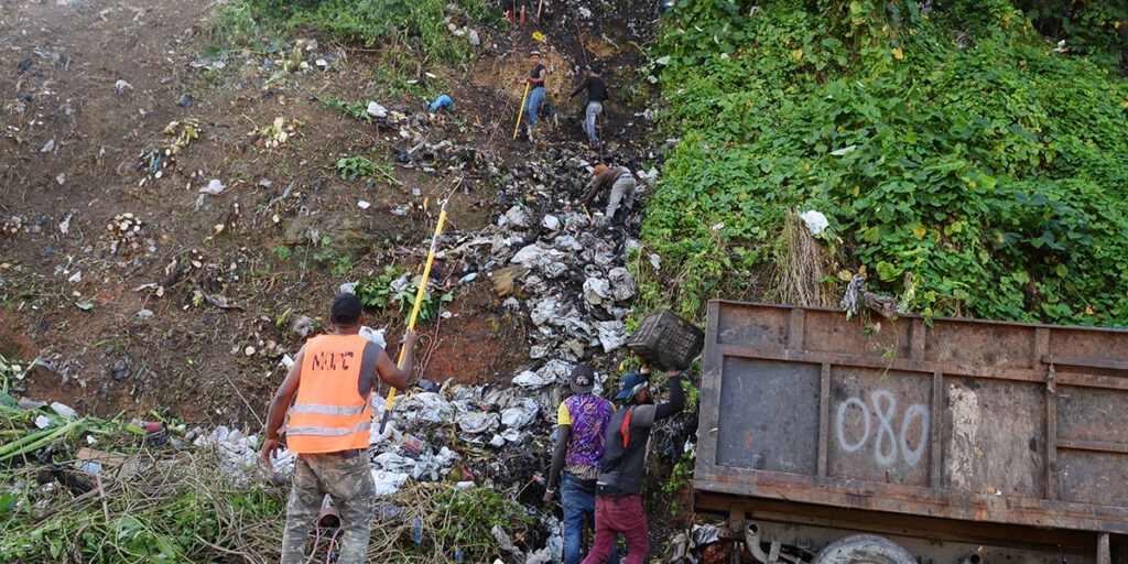 Brigadas de Obras Públicas y Fundsazurza retiran la basura que lanzan residentes de La Zurza desde sus casas. Félix de la Cruz