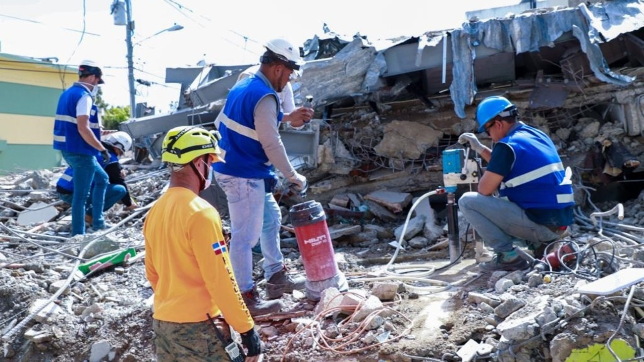 Trabajan para determinar causas reales de colapso de edificio en La Vega