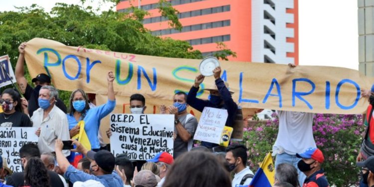 Docentes protestan en varias ciudades de Venezuela por mejores salarios