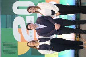 Cynthia León, Mark Kelly y María Iñiguez. FUENTE EXTERNA