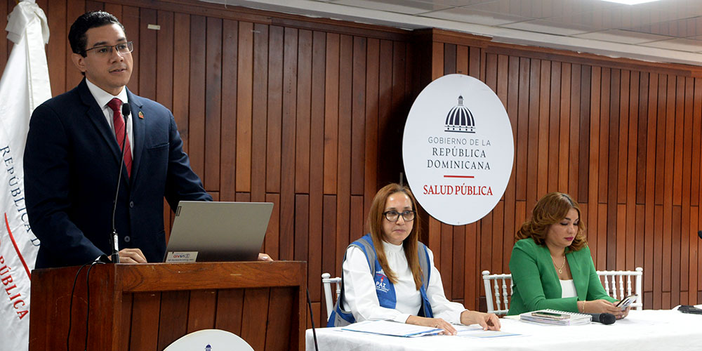 El viceministro Eladio Pérez y otras autoridades del sector salud. Johnny Rotestán