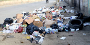 En avenidas del municipio se forman cúmulos de basura por el deficiente sistema de recogida de residuos. Félix de la Cruz