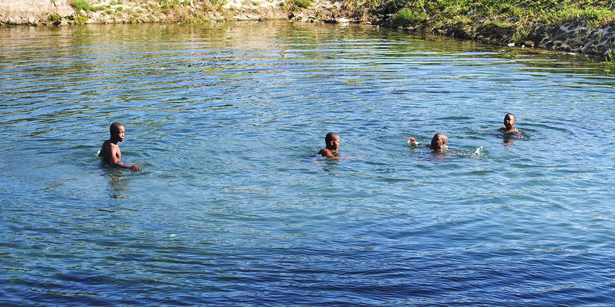 Residentes del sector capitalino continúan bañándose en las aguas insalubres, no obstante Salud Pública haber detectado varios casos de la enfermedad y advertido del alto nivel de contaminación. Félix de la Cruz