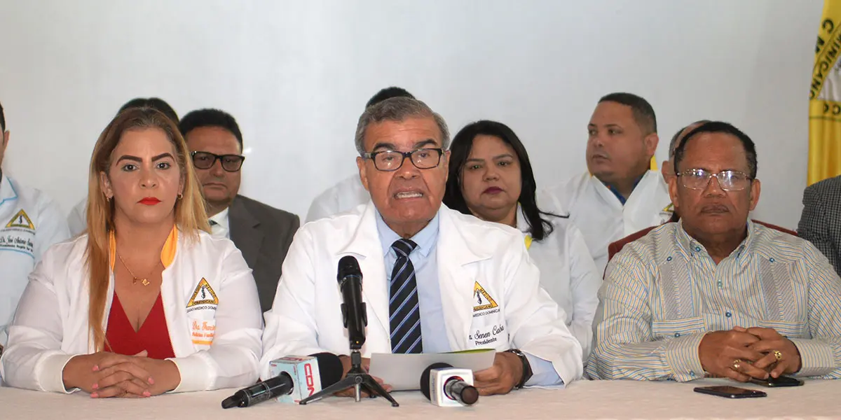 Senén Caba y otros miembros del Colegio Médico Dominicano. Félix de la Cruz