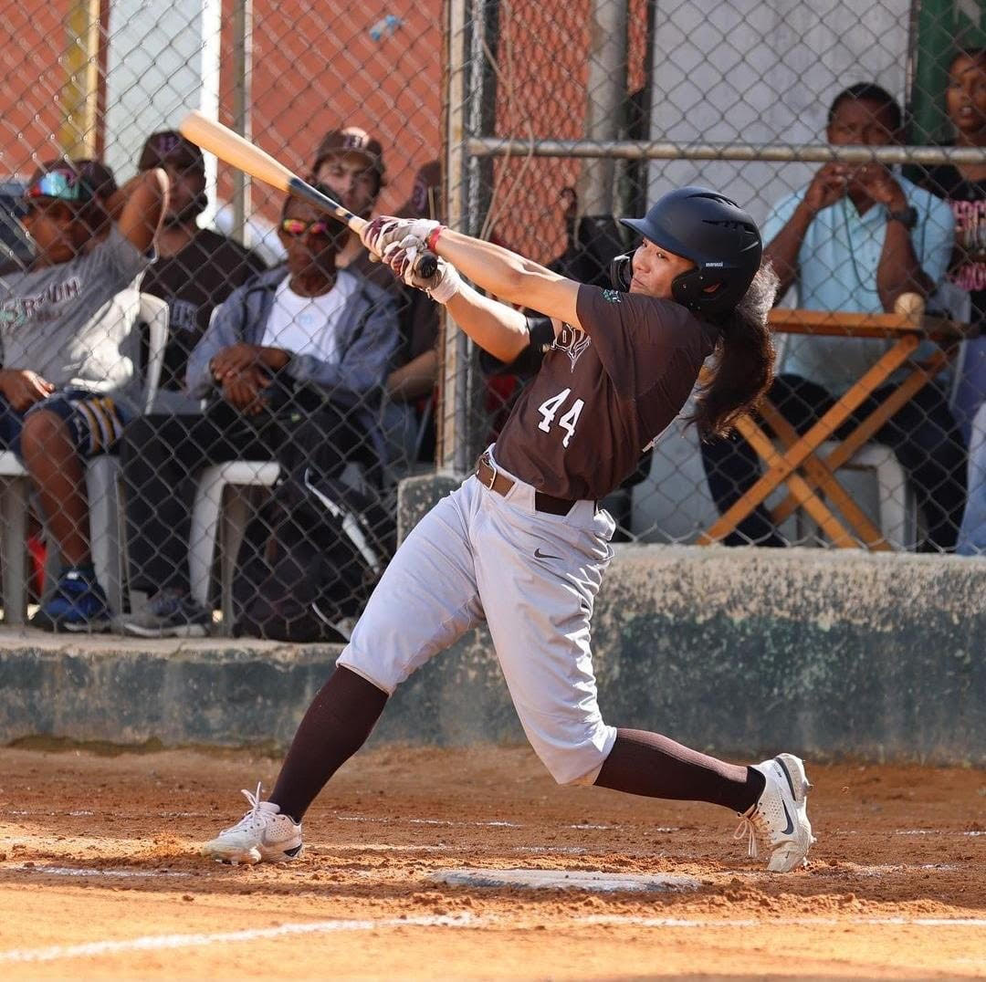En las fotos puede notarse los conjuntos de la Universidad de Brown, de Providence, Rhode Island y la Policía Nacional . También varias tomas de la jugadora Olivia Pichardo en el encuentro en Boca Chica .