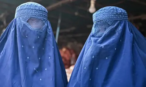 La ONU pide a los talibanes levantar restricciones contra las afganas