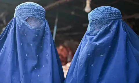 La ONU pide a los talibanes levantar restricciones contra las afganas