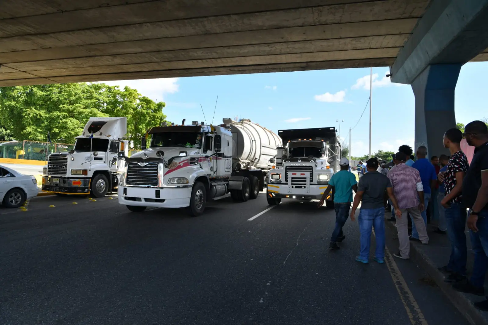 Patanistas bloquean paso en el malecón por fiscalización del Intrant FOTO: DANNY POLANCO