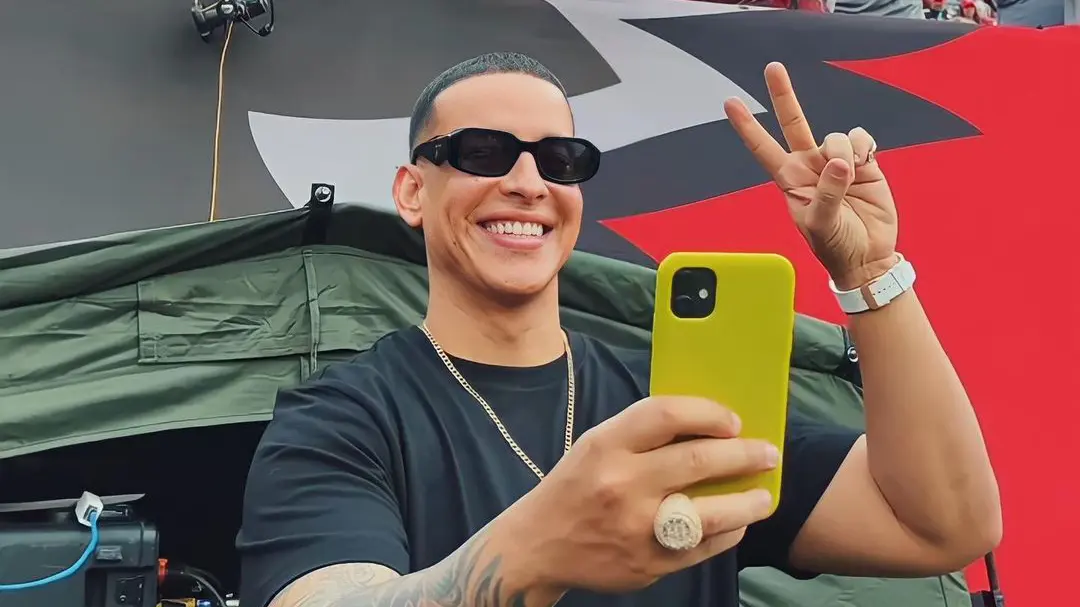 Esto es lo que hace Daddy Yankee con el celular de sus fans