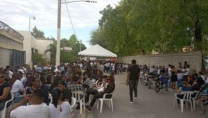 Personas reunidas a la espera del cuerpo de la víctima para su velatorio