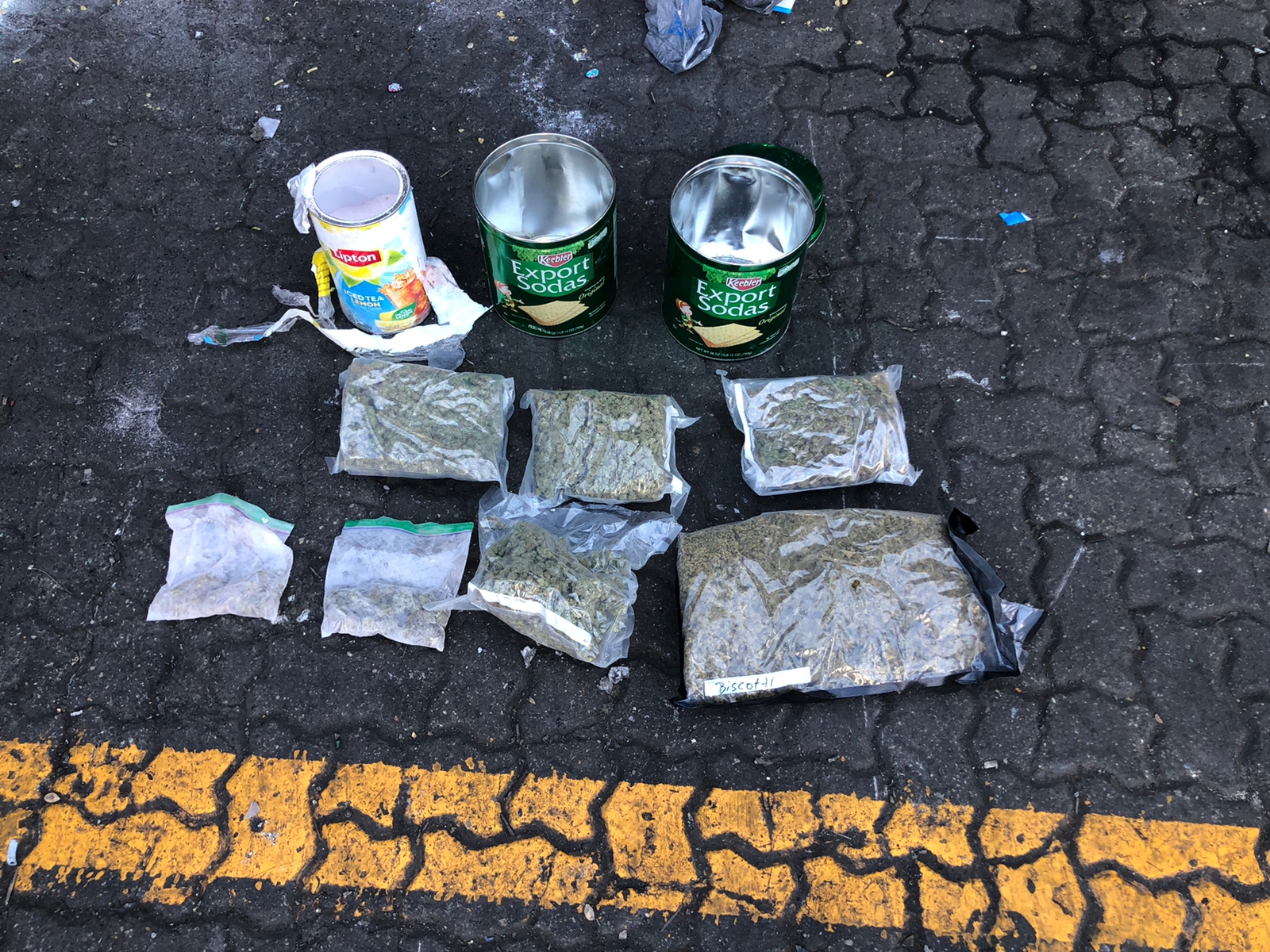 Ocupan paquetes de marihuana encontrados en latas de té y galletas