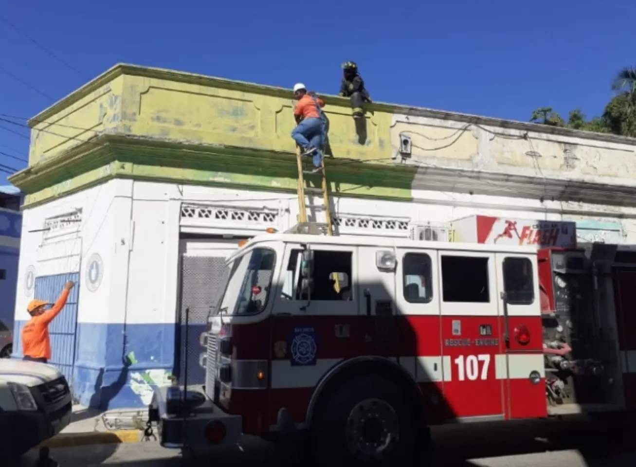 Encuentran cadáver en estado de descomposición en azotea en Barahona
