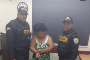 El momento del rescate de la niña raptada en la maternidad de Los Mina