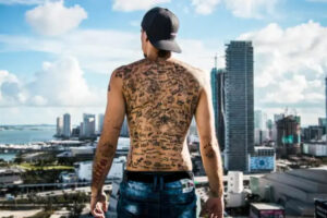Un venezolano hizo historia tras entrenar a un mono para que lo tatuara