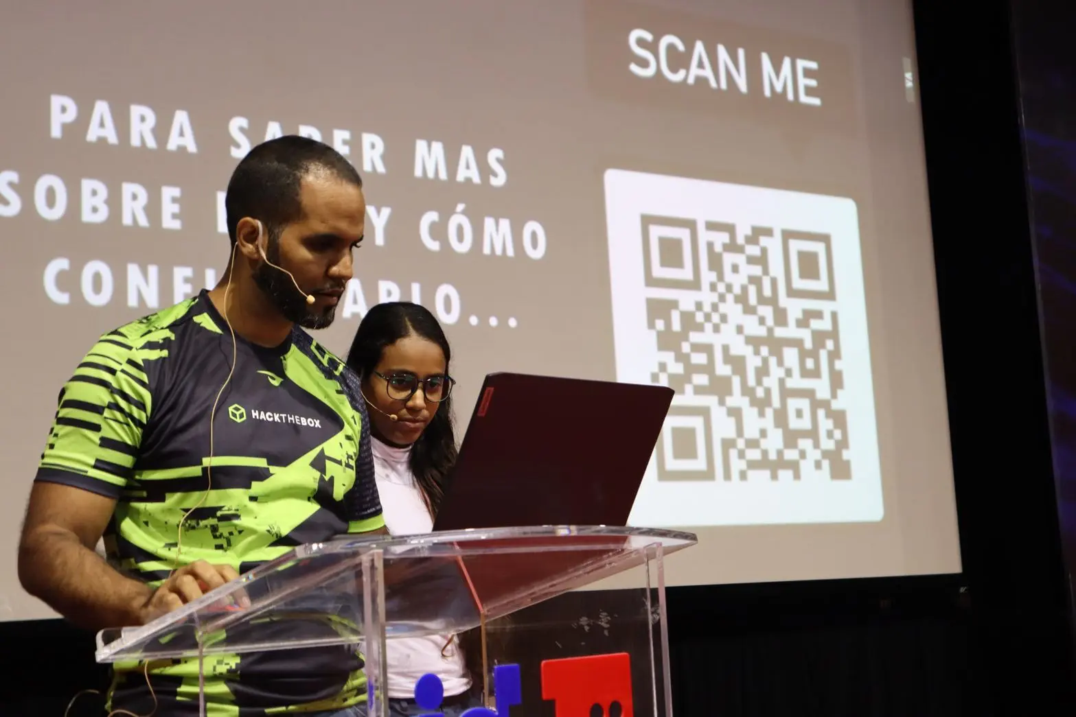 Julio Ureña, líder de la comunidad dominicana RedTeamRD junto a Helen Rodríguez, durante una presentación de ataque y defensa, donde mostraban cómo pueden ocurrir diferentes tipos de ciberataques y ofrecían recomendaciones para evitarlos o mitigarlos.