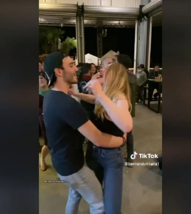 Amber Heard enciende las redes bailando "Como la flor" de Selena