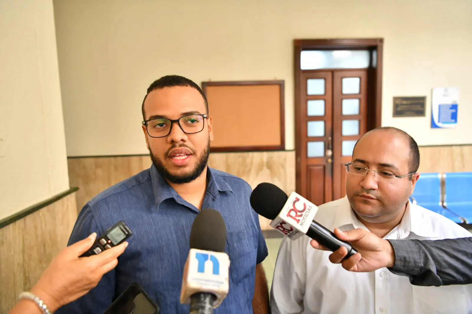 Wascar Olmos y Miguel De León, juristas de algunos de los querellantes contra González. Foto: Danny Polanco