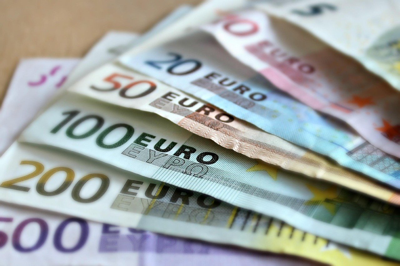 El euro cae por debajo de 1,08 dólares por la aversión al riesgo