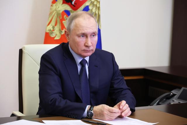 Putin dice que Rusia tiene "con qué responder" al envío de tanques
