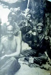 Los guerrilleros en Playa de Caracoles.