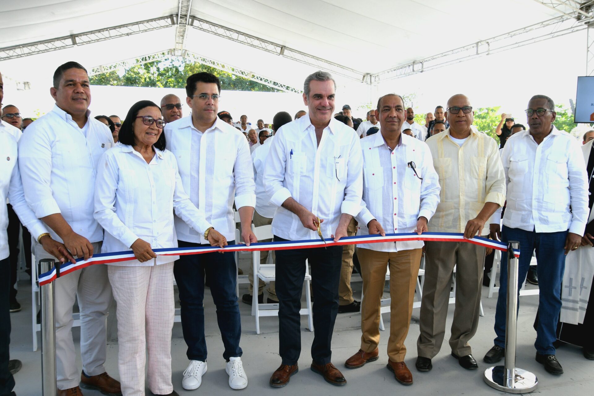 Presidente Abinader inaugura carretera Cabral-El Peñón en Barahona