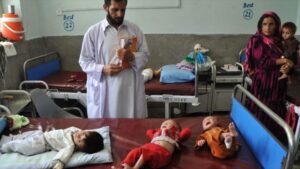 Talibanes minimizan casos de malnutrición infantil tras alerta de la OMS