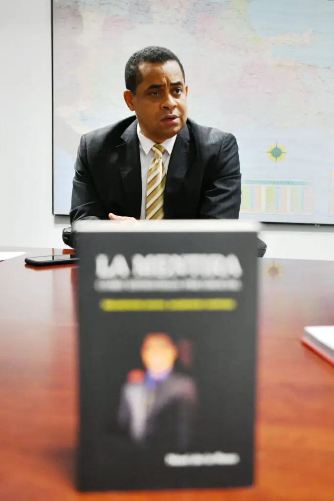 Noel de la Rosa hablando sobre su libro