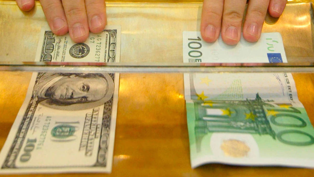 El euro sube hasta 1,0650 dólares tras datos de economía estadounidense