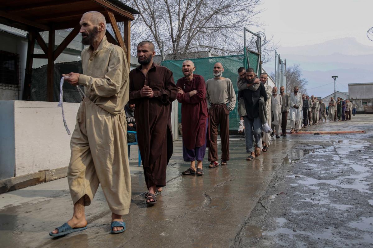 Los talibanes internan forzosamente a miles de adictos en Afganistán