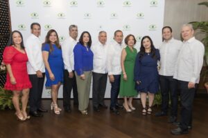 El doctor Tomás Vargas Martínez y Victoria Villa junto a directivos de la institución y miembros de la Unidad de Investigación. FUENTE EXTERNA